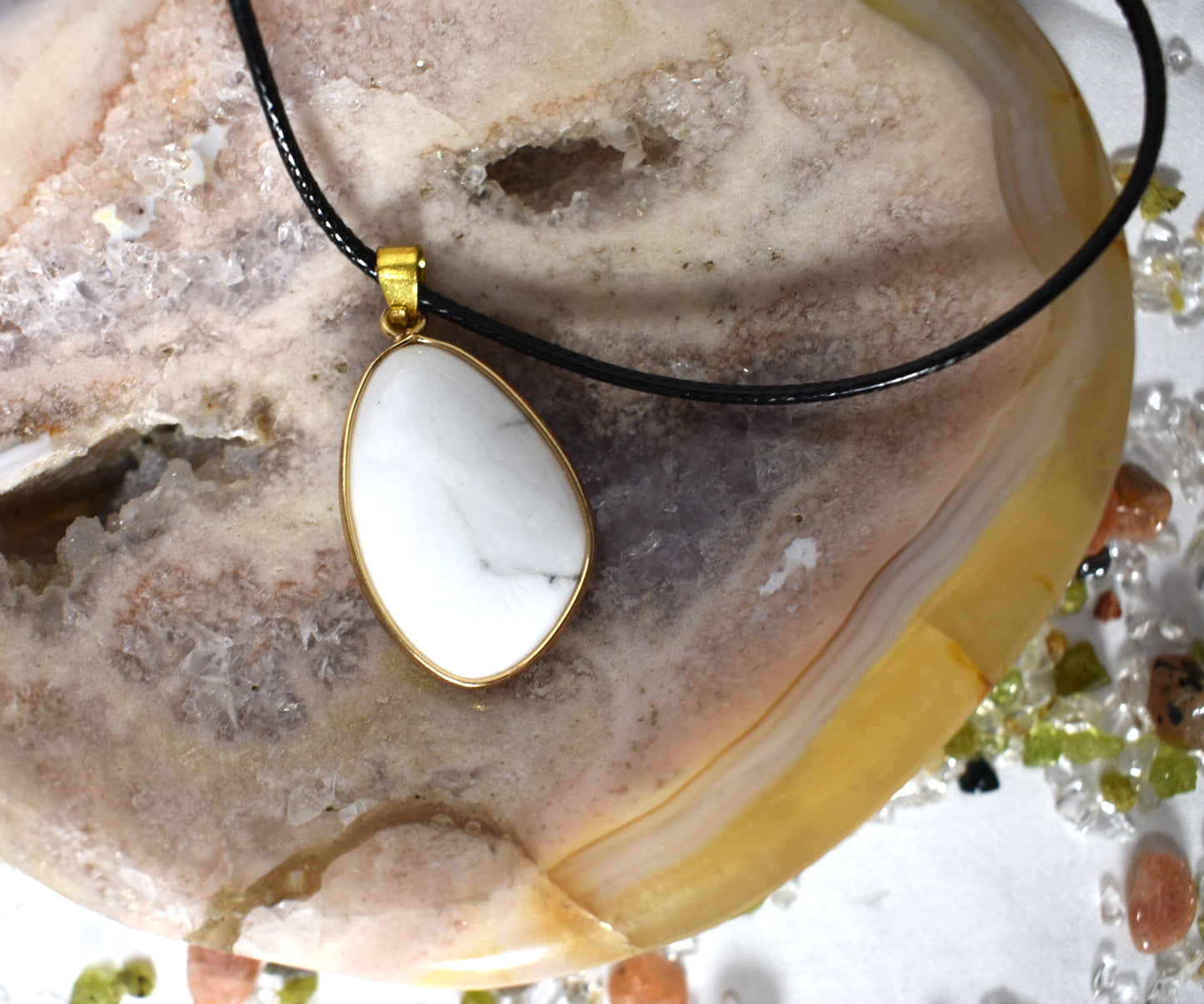 Howlite pendant necklace